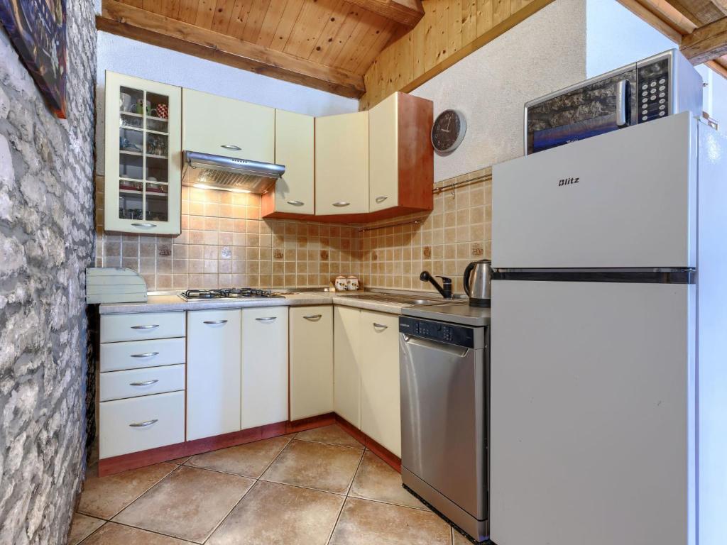 Kuchyň nebo kuchyňský kout v ubytování Holiday Home Pinezici-2 by Interhome