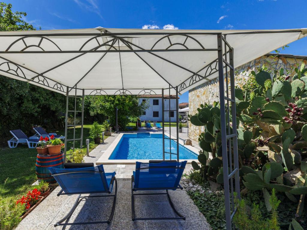 Bazén v ubytování Holiday Home Pinezici-2 by Interhome nebo v jeho okolí