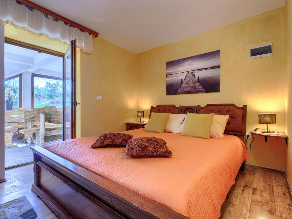 Postel nebo postele na pokoji v ubytování Holiday Home Pinezici-2 by Interhome