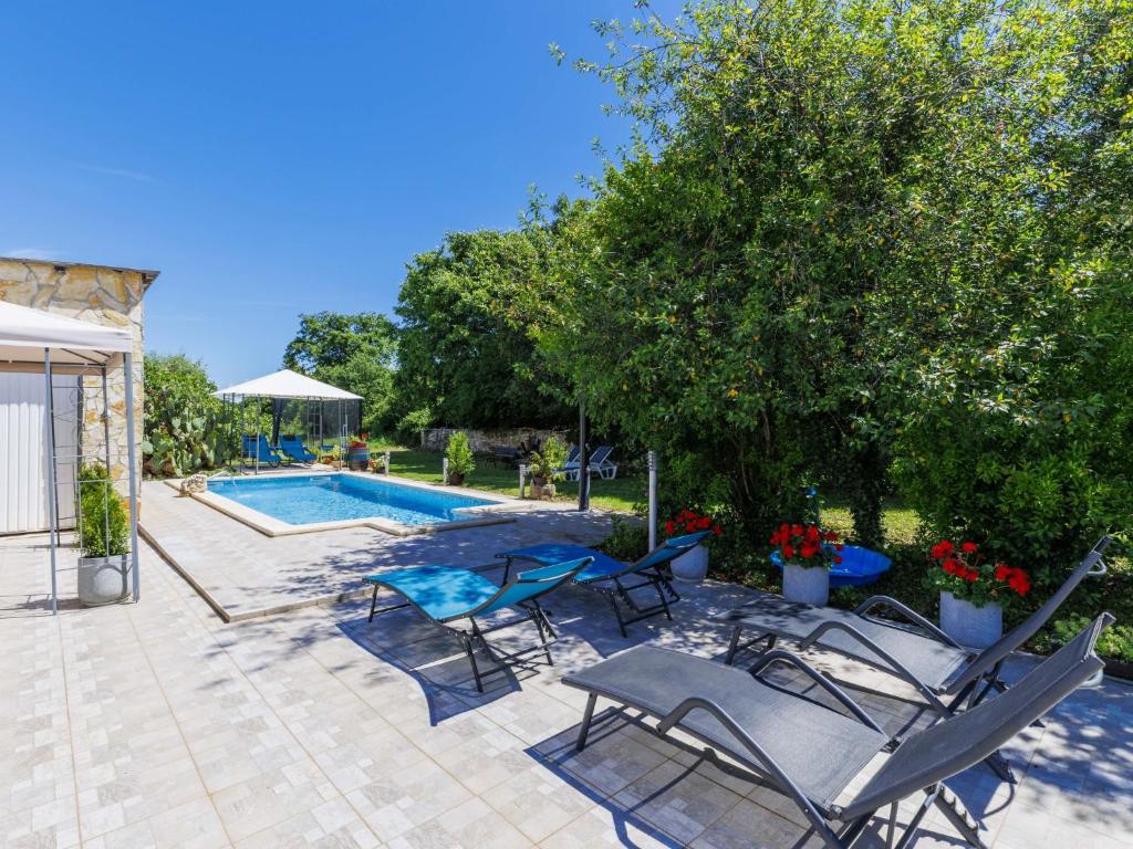 Bazén v ubytování Holiday Home Pinezici-2 by Interhome nebo v jeho okolí