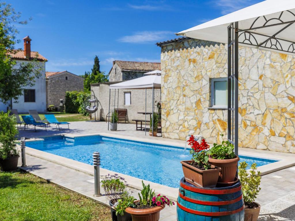 Bazén v ubytování Holiday Home Pinezici-2 by Interhome nebo v jeho okolí