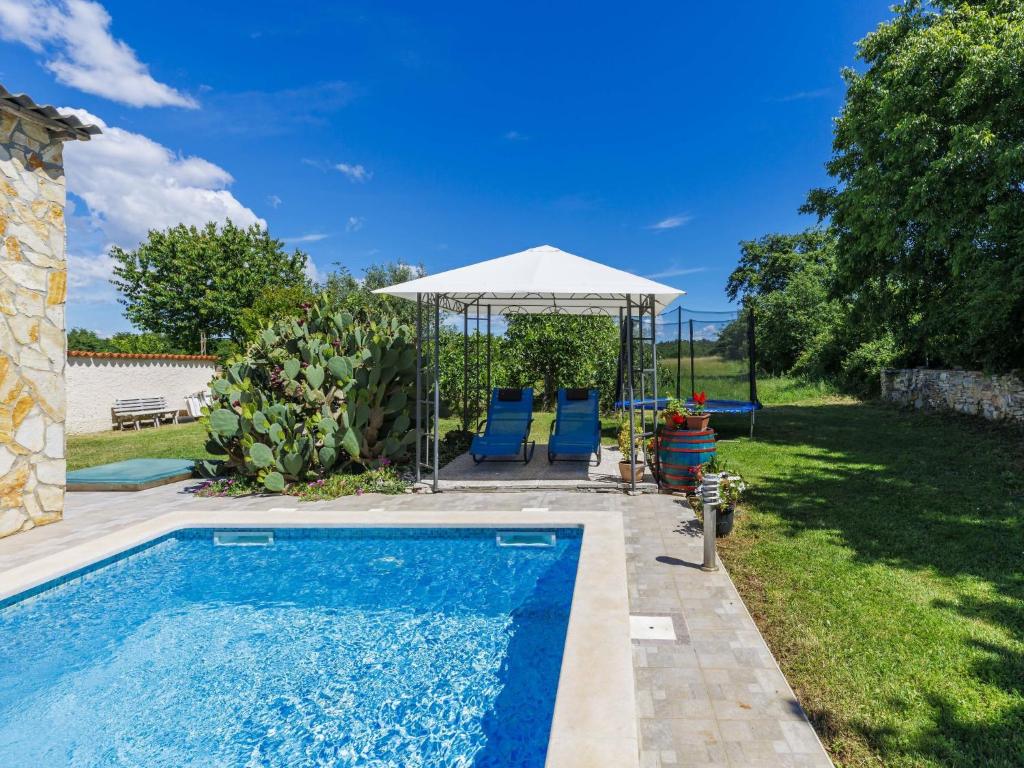 Bazén v ubytování Holiday Home Pinezici-2 by Interhome nebo v jeho okolí