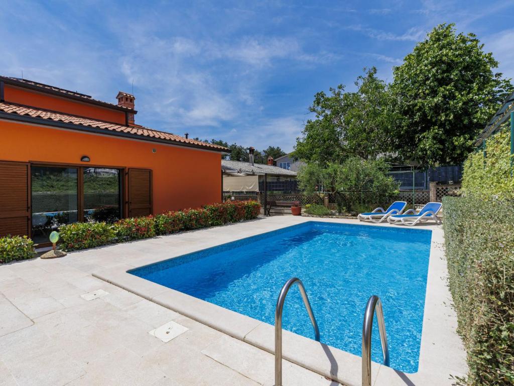 Bazén v ubytovaní Holiday Home Starci by Interhome alebo v jeho blízkosti