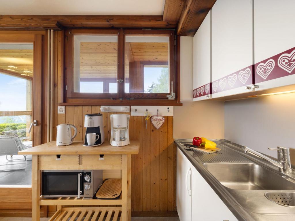Kuchyň nebo kuchyňský kout v ubytování Apartment Haimavati by Interhome