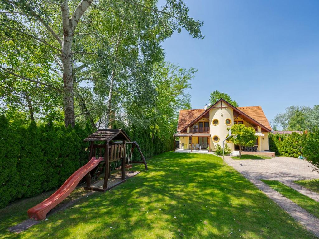 dom z placem zabaw przed dziedzińcem w obiekcie Apartment Jókai by Interhome w mieście Balatonszárszó