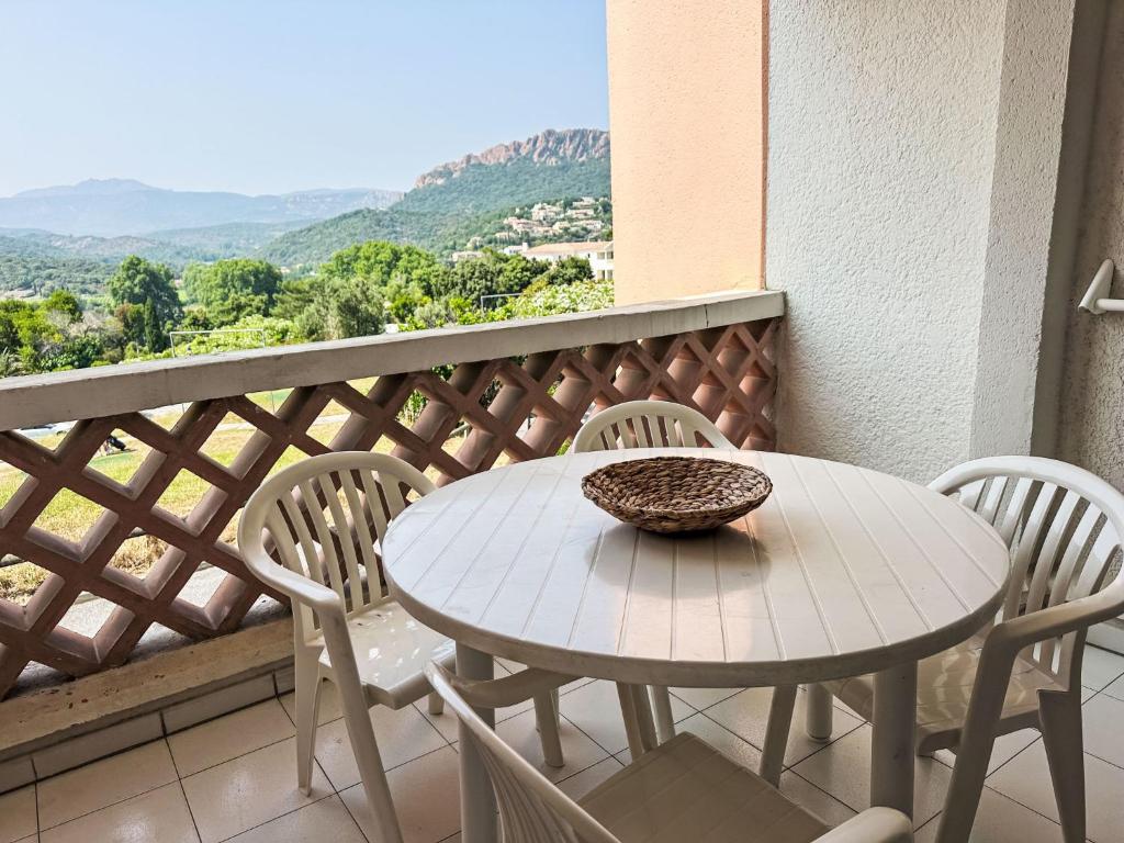 une table et des chaises sur un balcon avec vue dans l'établissement Studio Le Village - C9 279 by Interhome, à Agay