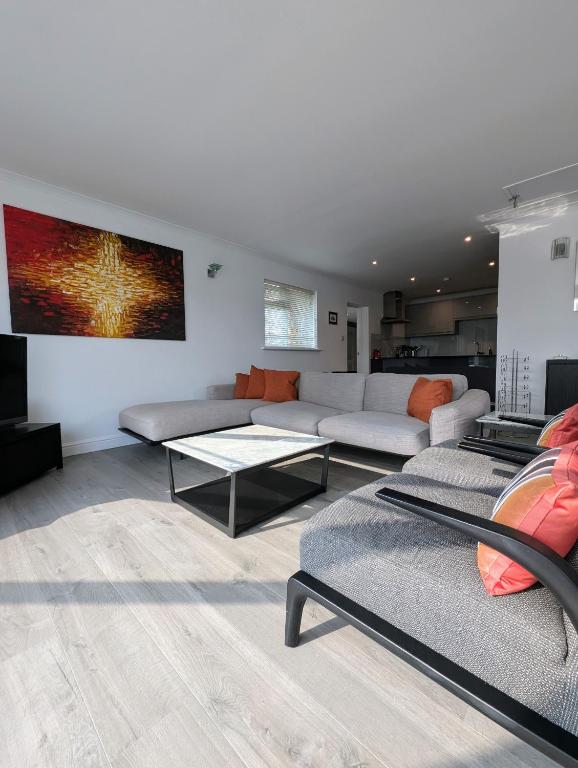 Khu vực ghế ngồi tại Thames Riverside Retreat Serene 3 Bed Bungalow