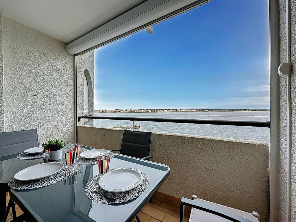 d'un balcon avec une table et des chaises offrant une vue sur l'océan. dans l'établissement Apartment Les Marquises-3 by Interhome, au Barcarès