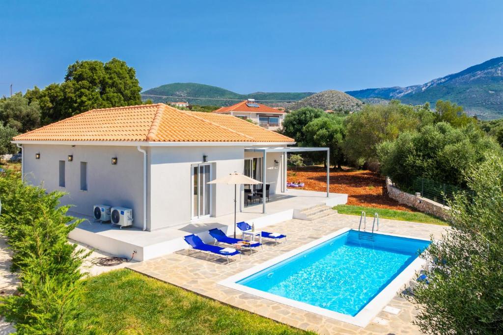 una villa con piscina e una casa di Villa Tania Dio a Karavádhos