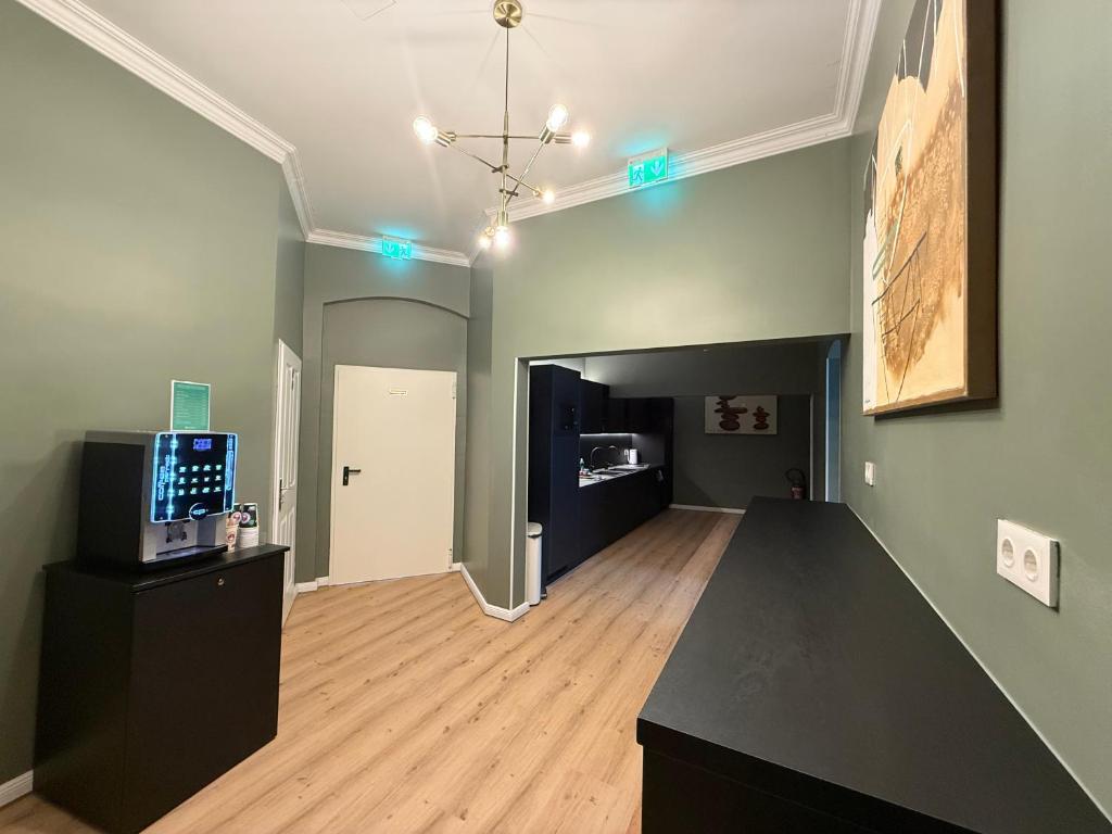 un soggiorno vuoto con TV su un tavolo di HOME1 - District Twelve Boutique Hostel a Vienna