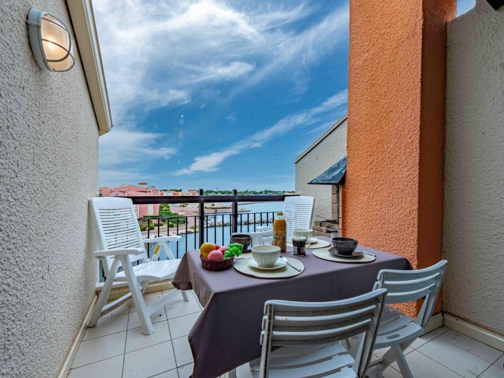 - une table sur un balcon avec un bol de fruits dans l'établissement Apartment Barbados-4 by Interhome, au Barcarès