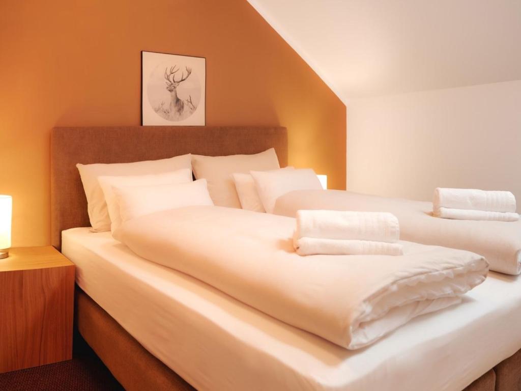 Postel nebo postele na pokoji v ubytování Apartment Mountain Suite A10 by Interhome