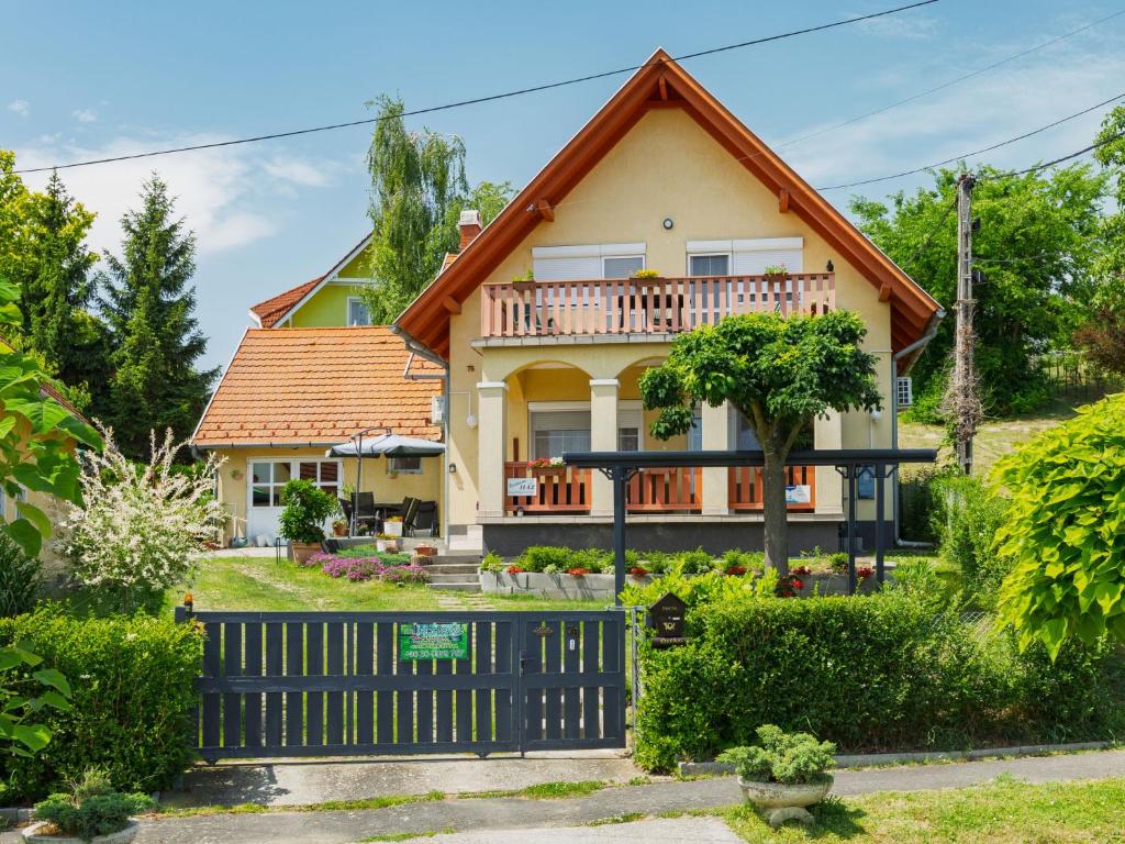 ein Haus mit einem Holzzaun davor in der Unterkunft Apartment Baum by Interhome in Fonyód
