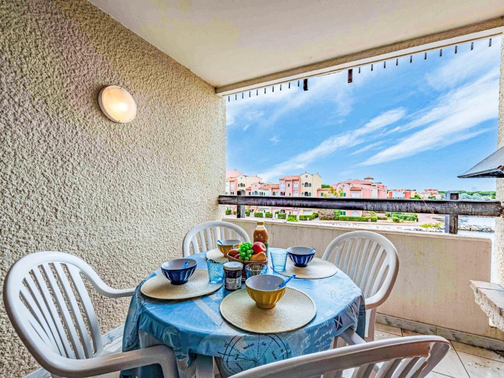 une table et des chaises sur un balcon avec vue dans l'établissement Apartment Barbados-3 by Interhome, au Barcarès