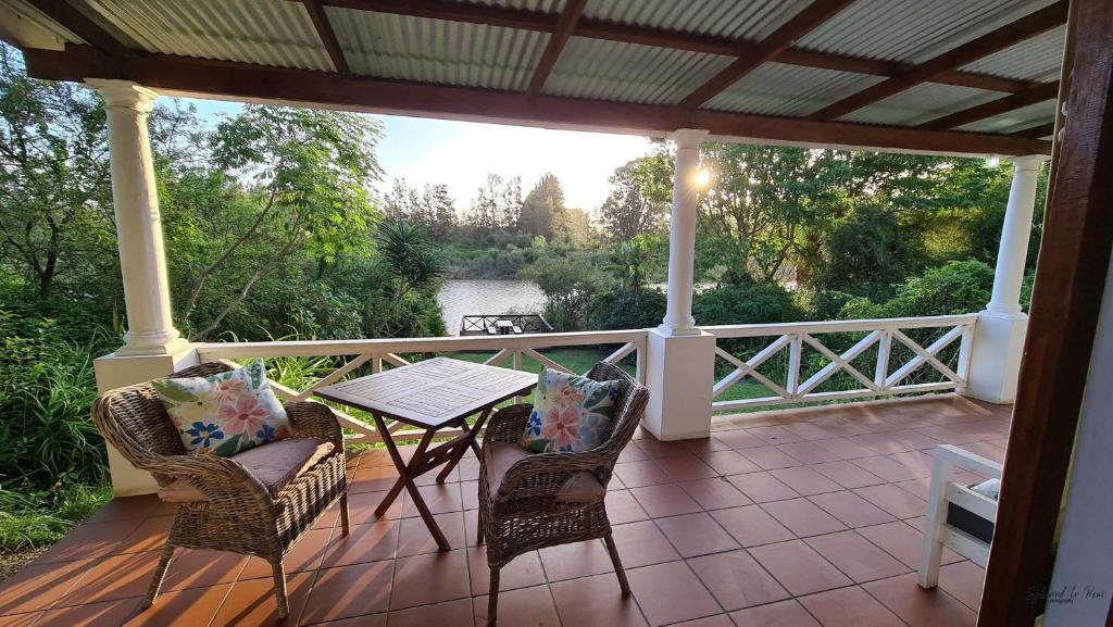 Balkón nebo terasa v ubytování Ndlovu Addo River Lodge