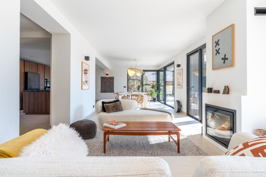 Postel nebo postele na pokoji v ubytování MENTHON- Villa W Architecte 2 pas du lac by LLA SELECTIONS