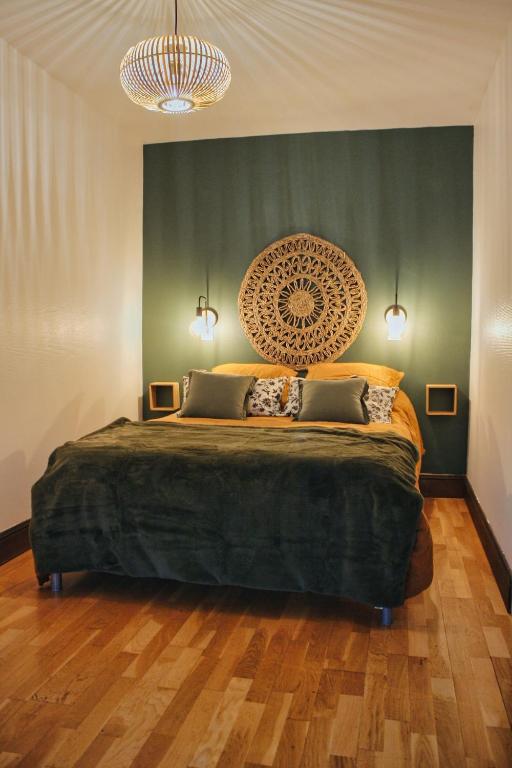 une chambre avec un grand lit avec un mur végétal dans l'établissement Le Tranquille, Chaleureux T2, Centre-ville, à Le Mont-Dore