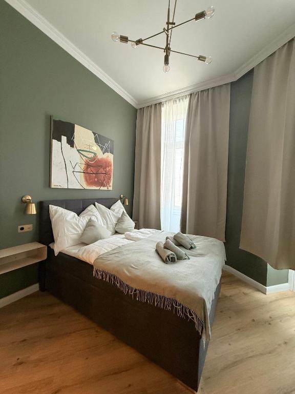 Letto o letti in una camera di HOME1 - District Twelve Boutique Hostel