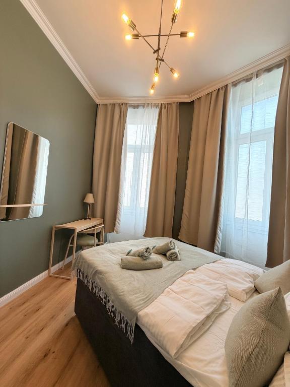 Letto o letti in una camera di HOME1 - District Twelve Boutique Hostel