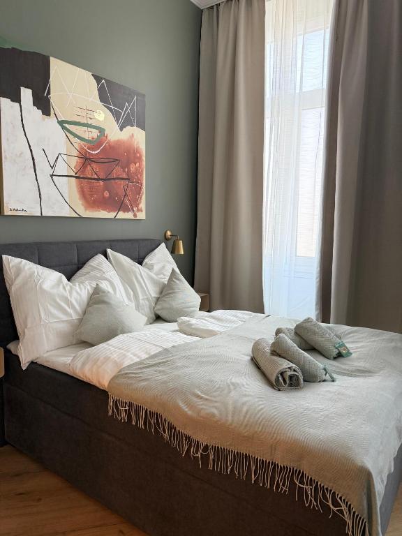 Letto o letti in una camera di HOME1 - District Twelve Boutique Hostel