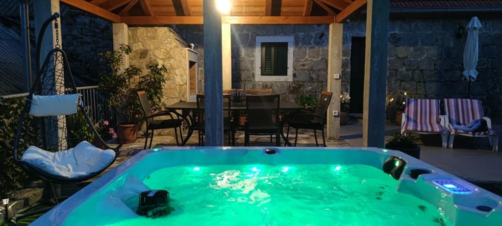 Bazén v ubytování Apartmani Rebac nebo v jeho okolí