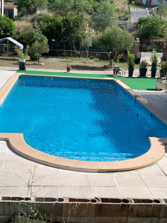 - une grande piscine d'eau bleue dans la cour dans l'établissement Appartement pour 4 personnes, à Roquefort-la-Bédoule