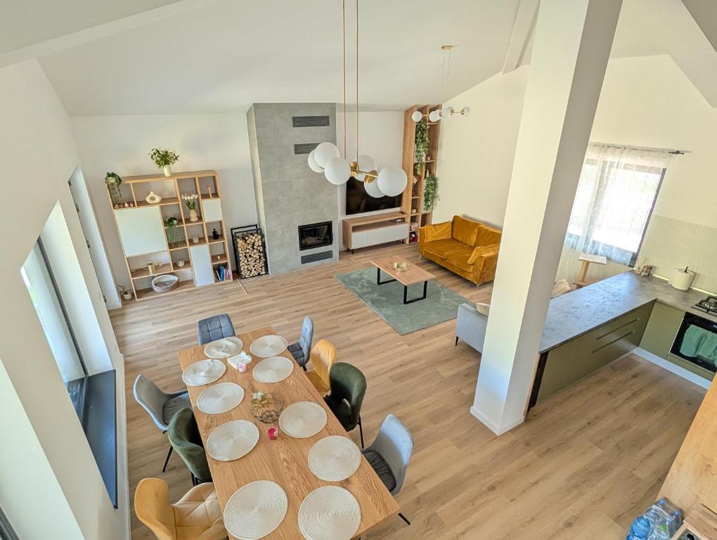 een eetkamer en woonkamer met een tafel en stoelen bij Yellow House in Comarnic