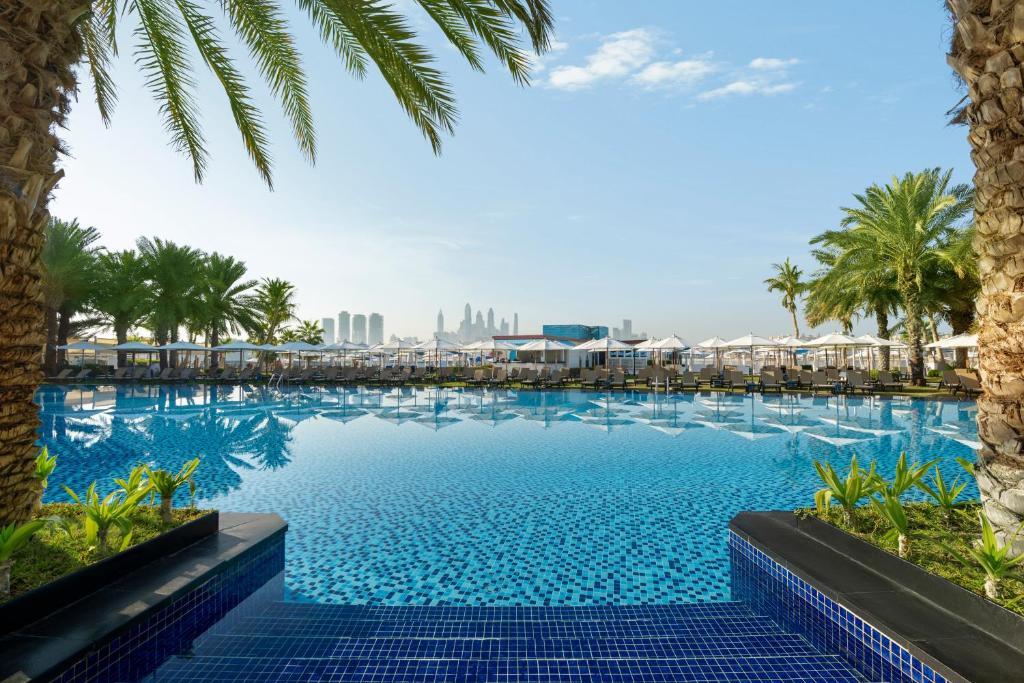 Bazén v ubytování Rixos The Palm Hotel & Suites - Ultra All Inclusive nebo v jeho okolí