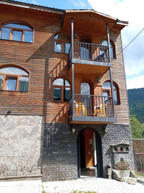 un grande edificio in legno con balconi di Ushba House a Mestia