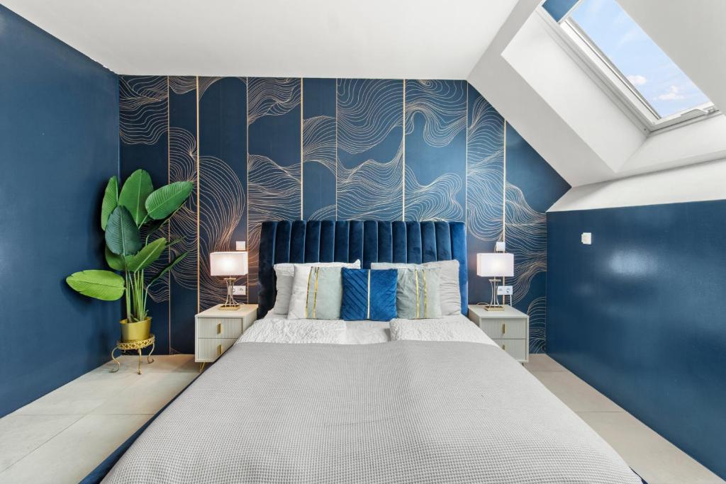 Un dormitorio con una cama grande con paredes azules. en Hotel Odeon Apartments and Rooms I Self Check In, en Viena