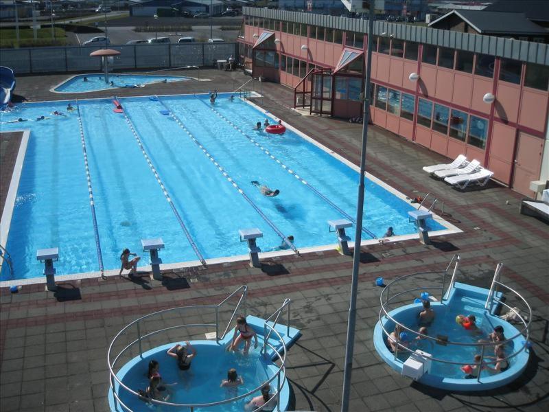 Bazén v ubytování Grindavik Apartment nebo v jeho okolí
