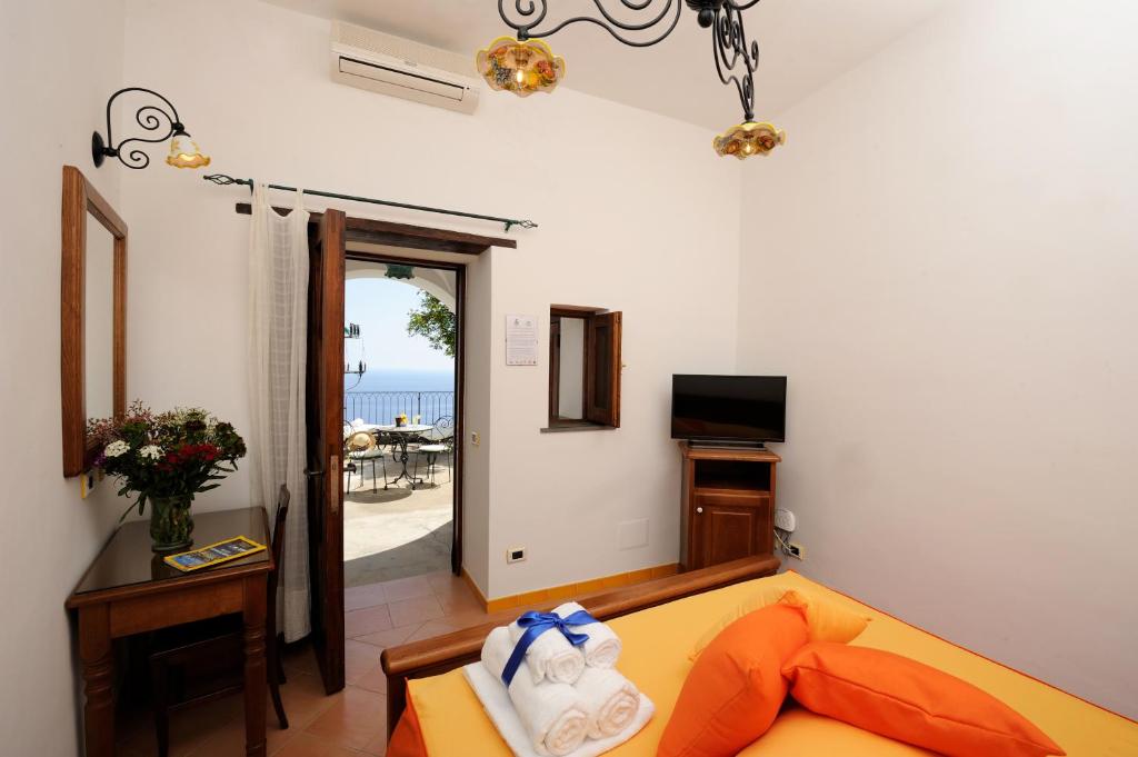 salon z kanapą i widokiem na ocean w obiekcie La Casa Del Melograno w mieście Furore