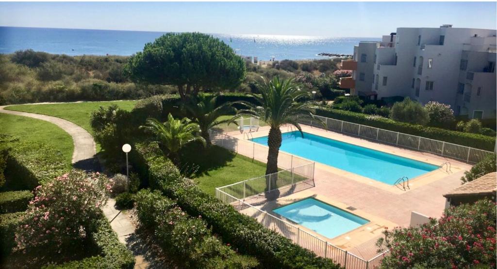 - une vue aérienne sur la piscine et l'océan dans l'établissement Appartement T2 cabine SAINT CYPRIEN plage, à Saint Cyprien Plage