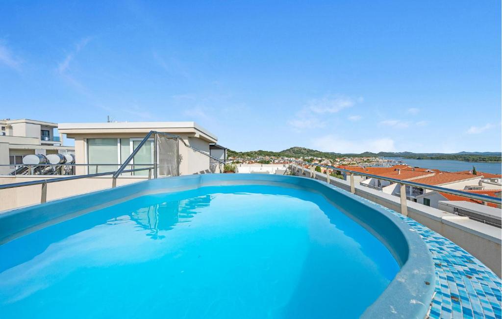 una piscina en la azotea de un edificio en 2 Bedroom Awesome Apartment In Murter, en Murter