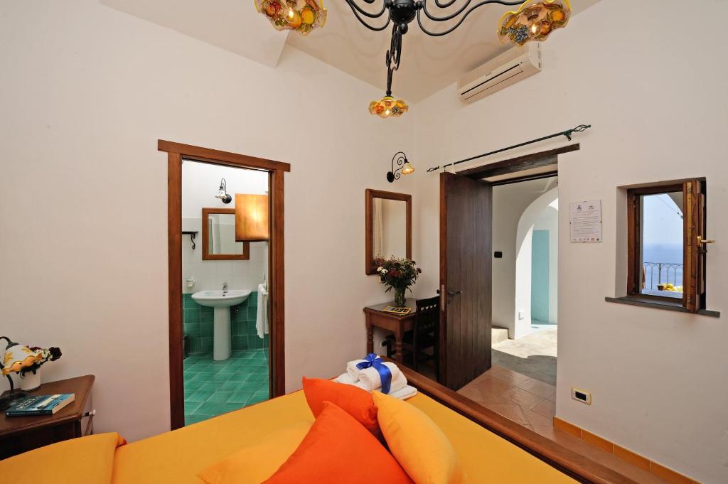 Łóżko lub łóżka w pokoju w obiekcie La Casa Del Melograno