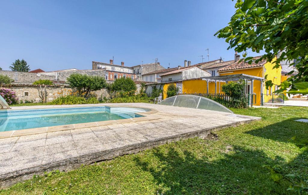 Πισίνα στο ή κοντά στο Gorgeous Home In Saint-Jean-D'angély