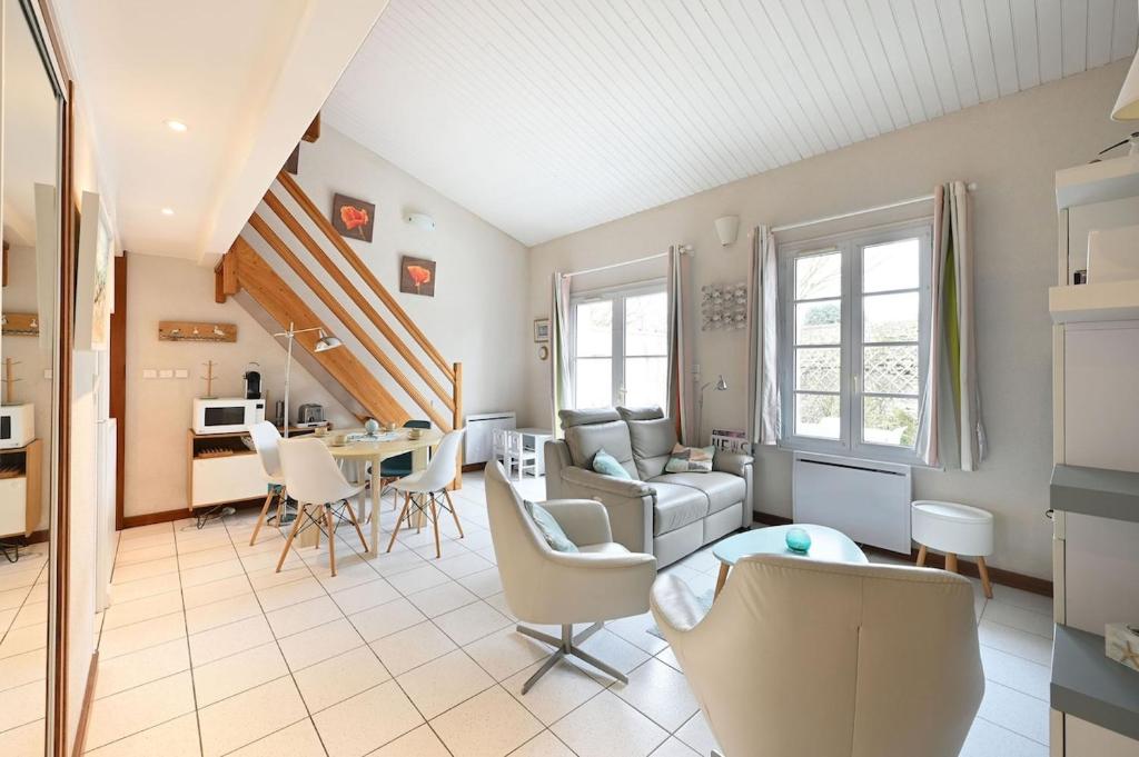 ein Wohnzimmer mit Sofa und Tisch in der Unterkunft Vauban 125 Courtyard and parking in Saint-Martin-de-Ré