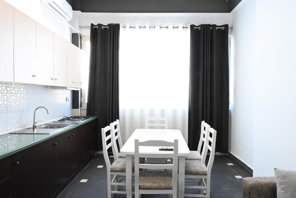 Kuchyň nebo kuchyňský kout v ubytování Tafi Appart Hotel & Art Space