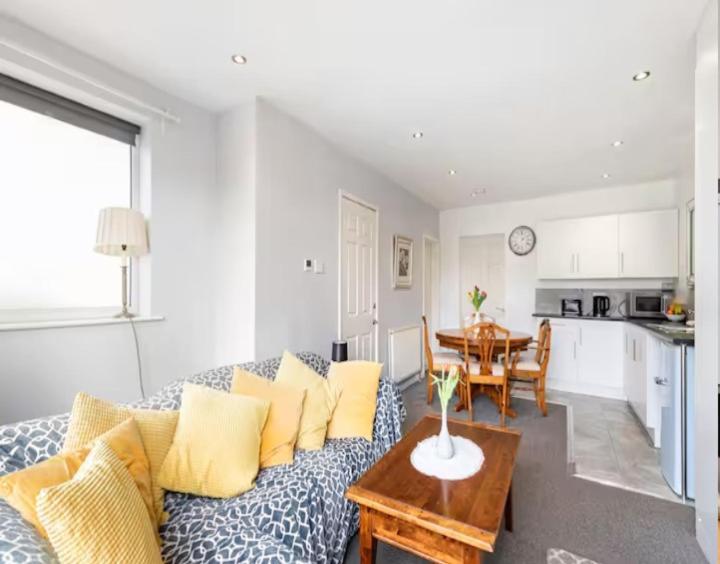 Kuchyň nebo kuchyňský kout v ubytování Spacious 2 Bedrooms, Free Parking, Free Wifi - Serene Homes Sheffield