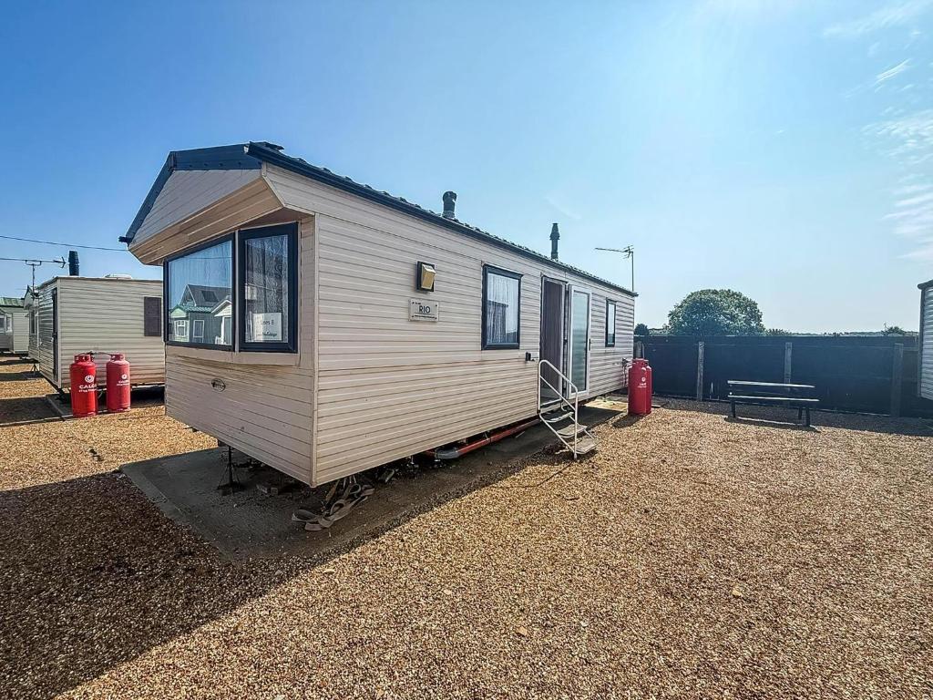 una casa pequeña está sentada en un patio en Dog Friendly 6 Berth Static Caravan By The Beach In Hunstanton Ref 13008L, en Hunstanton