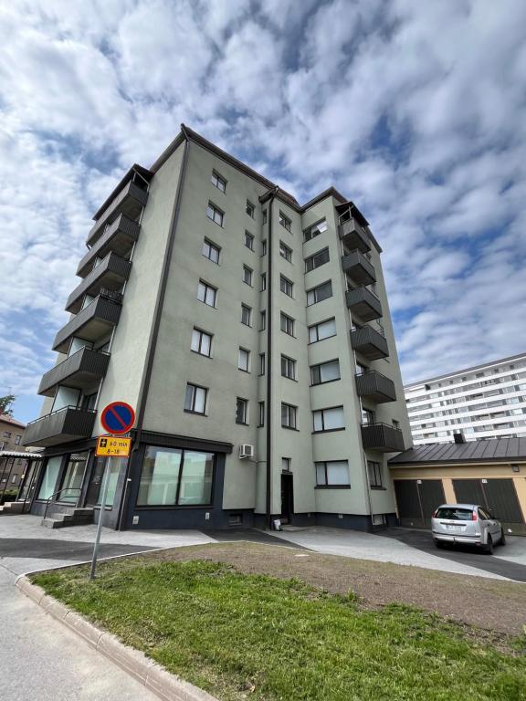 ポリにあるYksiö Kiertokatuの前に車が駐車されている高い建物