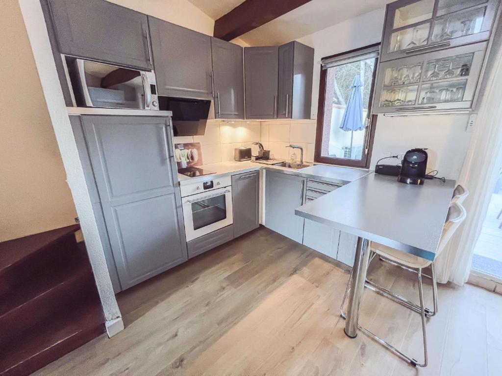 Kuchyňa alebo kuchynka v ubytovaní Charmante villa climatisée avec piscine, parking privé et proche plage, idéale pour vacances au calme - FR-1-607-158