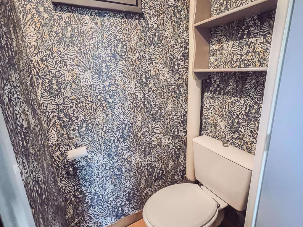 Kúpeľňa v ubytovaní Charmante villa climatisée avec piscine, parking privé et proche plage, idéale pour vacances au calme - FR-1-607-158