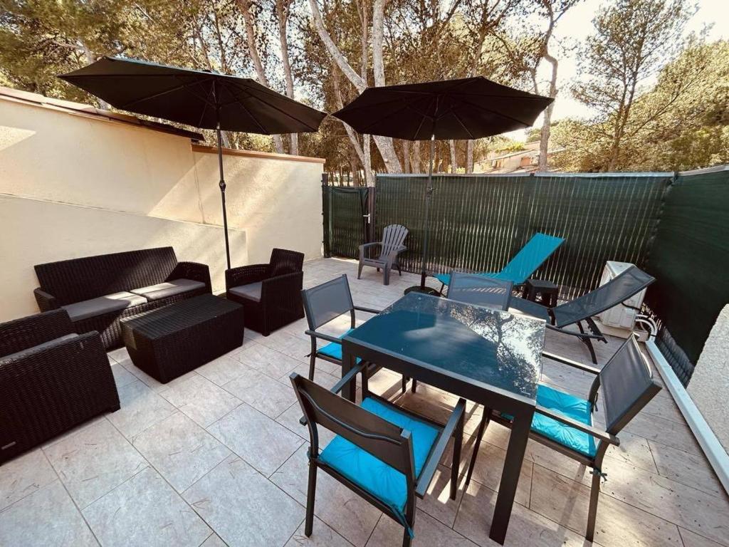 Posedenie v ubytovaní Charmante villa climatisée avec piscine, parking privé et proche plage, idéale pour vacances au calme - FR-1-607-158