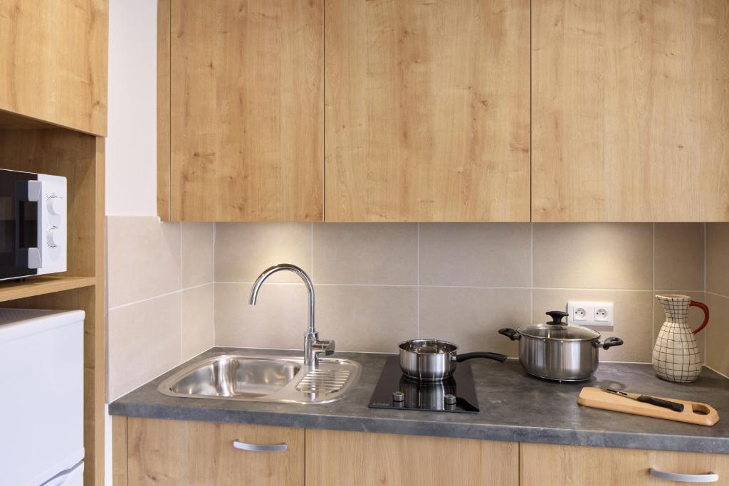 Cuisine ou kitchenette dans l'établissement Zenitude Hôtel-Résidences Chambéry