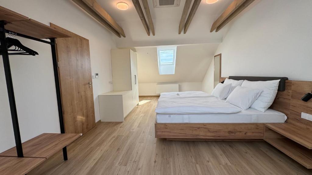 Postel nebo postele na pokoji v ubytování Apartmány Lošov