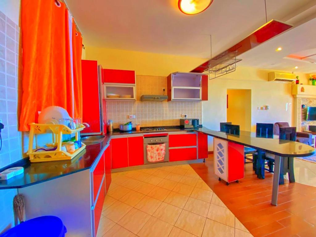 Kuchyň nebo kuchyňský kout v ubytování Shanzu Oceanline Suites