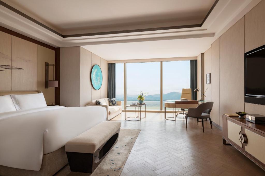 TV a/nebo společenská místnost v ubytování Raffles Shenzhen, Situated in the heart of One Shenzhen Bay, Book Now to Enjoy Free Minibar and Happy Hour Privileges at Long Bar on 71F
