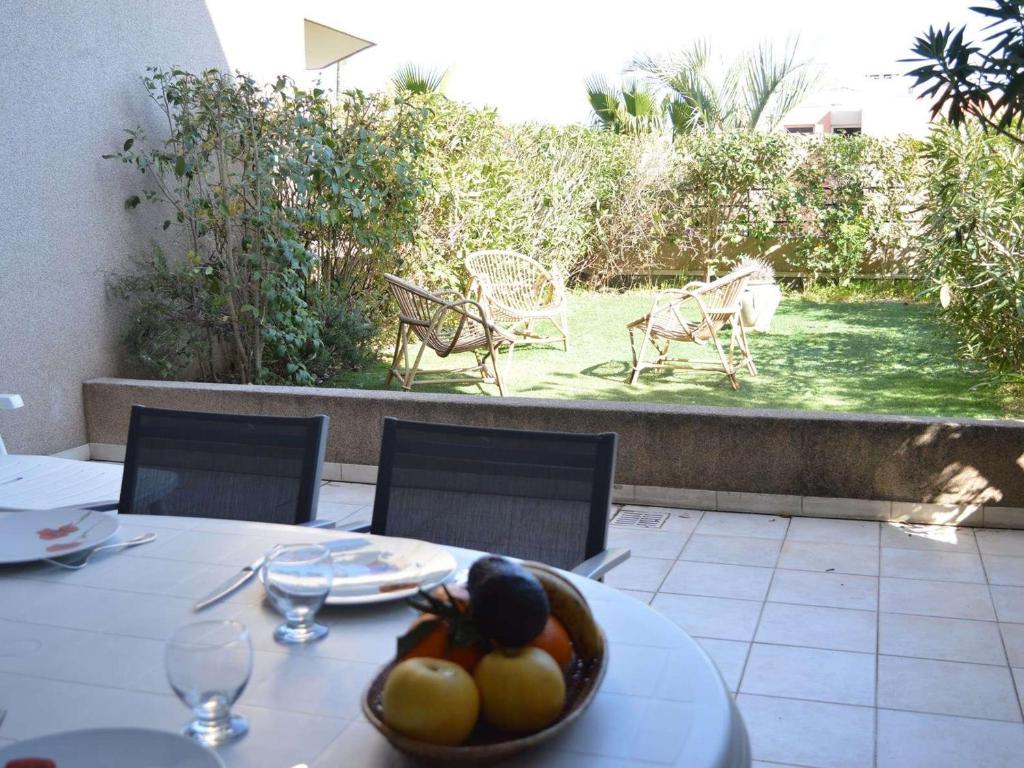 - une table avec un bol de fruits dans l'établissement Appartement Moderne 2P, Jardin, Terrasse, Proche Plage et Commerces - Cavalaire - FR-1-226B-338, à Cavalaire-sur-Mer