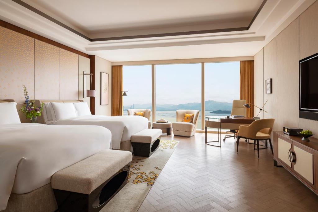 TV a/nebo společenská místnost v ubytování Raffles Shenzhen, Situated in the heart of One Shenzhen Bay, Book Now to Enjoy Free Minibar and Happy Hour Privileges at Long Bar on 71F